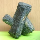 Epidota<br />Capelinha, Vale do Jequitinhonha, Minas Gerais, Brasil<br />50mm - 44mm - 34mm<br /> (Autor: Pedro Naranjo)