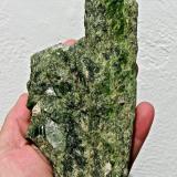 Diópsido (variedad cromodiópsido)<br />Araçuaí, Vale do Jequitinhonha, Minas Gerais, Brasil<br />14 x 8 x 4 cm<br /> (Autor: María Jesús M.)