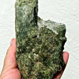 Diópsido (variedad cromodiópsido)<br />Araçuaí, Vale do Jequitinhonha, Minas Gerais, Brasil<br />14 x 8 x 4 cm<br /> (Autor: María Jesús M.)