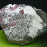 Elbaita (Grupo Turmalina) (variedades rubelita e indicolita) en cuarzo<br />Barra de Salinas, Coronel Murta, Vale do Jequitinhonha, Minas Gerais, Brasil<br />27mm - 81mm - 58mm<br /> (Autor: Pedro Naranjo)