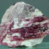 Elbaita (variedad rubelita)<br />Mina Cruzeiro, Santa Maria do Suaçui, Governador Valadares, Vale do Rio Doce, Minas Gerais, Brasil<br />35x35<br /> (Autor: Juan Espino)