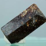 Estaurolita<br />Macizo Khibiny, Península Kola, Murmanskaja Oblast, Región del Norte, Rusia<br />27x13 mm<br /> (Autor: Juan Espino)