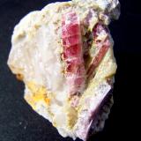 Elbaita (variedad rubelita)Mina Alvarrões (concesión C-8), Seixo Amarelo-Gonçalo-Vela, Guarda, Distrito Guarda, Región Centro, Portugal6cm la pieza,3cm el cristal principal (Autor: canada)