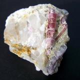 Elbaita (variedad rubelita)Mina Alvarrões (concesión C-8), Seixo Amarelo-Gonçalo-Vela, Guarda, Distrito Guarda, Región Centro, Portugal6cm la pieza,3cm el cristal principal (Autor: canada)