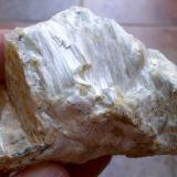 Tremolita sobre calcitaCanteras de Mármol, Macael, Comarca Valle del Almanzora, Almería, Andalucía, España7 x 5 cm (Autor: Cristalino)