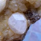 Analcima sobre calcitaRambla de Los Lobos, Alamedilla, Comarca Los Montes, Granada, Andalucía, España9 x 6 cm (cristal de analcima de 1 cm) (Autor: Cristalino)