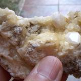Analcima sobre calcitaRambla de Los Lobos, Alamedilla, Comarca Los Montes, Granada, Andalucía, España9 x 6 cm (cristal de analcima de 1 cm) (Autor: Cristalino)