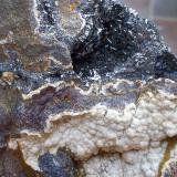 Fluorapatito (Grupo Apatito) y pirolusita<br />Sierra del Aljibe, Aliseda, Comarca Tajo-Salor Almonte, Cáceres, Extremadura, España<br />7 x 7 cm<br /> (Autor: Cristalino)