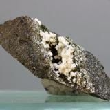 Natrolita<br />Volcanes del Campo de Calatrava, Ciudad Real, Comarca Campo de Calatrava, Castilla-La Mancha, España<br />55x20 mm<br /> (Autor: Juan Espino)