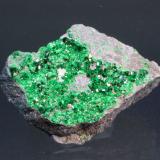 Uvarovite
Saranov, Urals, Russia
5.5 x 4.0 cm (Author: Don Lum)