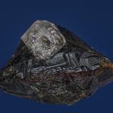 Fluorite, Sphalerite
Elmwood mine, Carthage, Smith Co., Tennessee, USA
2.4 x 1.6 x 1.4 cm (Author: am mizunaka)