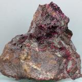 Eritrina<br />Distrito minero Bou Azzer, Región Drâa-Tafilalet, Marruecos<br />61x66x41 mm<br /> (Autor: Juan Espino)