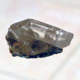 AnglesitaLinares, Comarca Sierra Morena, Jaén, Andalucía, EspañaMedidas pieza: 3,3x1,8x1,4 cm (Autor: Sergio Pequeño)