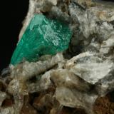 Beryl (variety emerald), Calcite<br />Coscuez mining district, Municipio San Pablo de Borbur, Western Emerald Belt, Boyacá Department, Colombia<br />Detail - FOV=5cm<br /> (Author: Fiebre Verde)