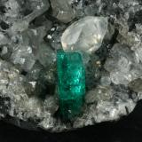 Beryl (variety emerald), Calcite<br />La Pita mining district, Municipio Maripí, Western Emerald Belt, Boyacá Department, Colombia<br />Detail - FOV=2cm<br /> (Author: Fiebre Verde)