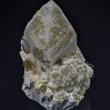 Microcline, Quartz, Fluorite<br />Hirukawa, Nakatsugawa City, Gifu Prefecture, Chubu Region, Honshu Island, Japan<br />6.9 x 4.8 cm<br /> (Author: am mizunaka)