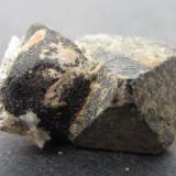 Magnetita y Perovskita variedad dysanalita<br />Perovskite Hill, Magnet Cove, Condado Hot Spring, Arkansas, USA<br />1''5 x 1 cm.<br /> (Autor: prcantos)