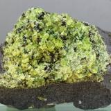 Olivino (Grupo)<br />San Carlos, Reserva India San Carlos, Condado Gila, Arizona, USA<br />75x45x45 mm<br /> (Autor: Juan Espino)