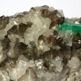 Beryl (variety emerald), Calcite, QuartzCoscuez (distrito minero), Municipio San Pablo de Borbur, Cinturón Esmeraldífero Occidental, Departamento Boyacá, ColombiaDetail - FOV=7cm (Author: Fiebre Verde)