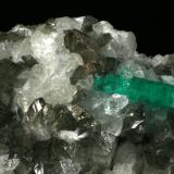 Beryl (variety emerald), Calcite, QuartzCoscuez (distrito minero), Municipio San Pablo de Borbur, Cinturón Esmeraldífero Occidental, Departamento Boyacá, ColombiaDetail - FOV=6cm (Author: Fiebre Verde)