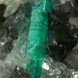 Beryl (variety emerald), Calcite, QuartzCoscuez (distrito minero), Municipio San Pablo de Borbur, Cinturón Esmeraldífero Occidental, Departamento Boyacá, ColombiaDetail - FOV=3cm (Author: Fiebre Verde)