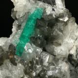 Beryl (variety emerald), Calcite, QuartzCoscuez (distrito minero), Municipio San Pablo de Borbur, Cinturón Esmeraldífero Occidental, Departamento Boyacá, ColombiaDetail - FOV=6cm (Author: Fiebre Verde)