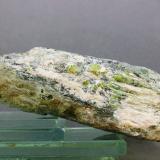 Andradita (variedad demantoide)Val d'Ala, Valles Lanzo (Valli di Lanzo), Provincia Ciudad metropolitana de Turín, Piamonte (Piemonte), Italia100x30 mm (Autor: Juan Espino)
