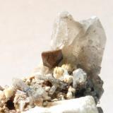 Zircón, Cuarzo y OrtoclasaMount Malosa, Zomba District, MalawiMedidas cristal: 0,4 cm (Autor: Sergio Pequeño)