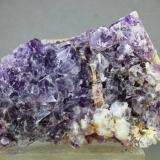 Cuarzo (variedad amatista)Minas de fluorita próximas a Cerro Muriano, Córdoba/Villaviciosa de Córdoba, Comarca Valle del Guadiato, Córdoba, Andalucía, España95x60 mm (Autor: Juan Espino)