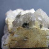 Bavenita, clinozoisita y ortoclasa<br />Afloramientos de pegmatitas, Valdemanco, Comarca Sierra de Guadarrama, Comunidad de Madrid, España<br />3''5 cm. ancho de campo<br /> (Autor: prcantos)
