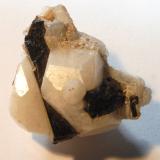 Analcima y AegirinaMont Saint-Hilaire, La Vallée-du-Richelieu RCM, Montérégie, Québec, CanadáMedidas pieza: 3,2x2,5x2,4 cm (Autor: Sergio Pequeño)