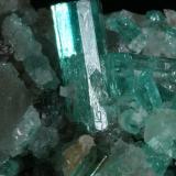 Beryl (variety emerald), Calcite<br /><br />85x80x60mm - Detail<br /> (Author: Fiebre Verde)