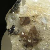 Scheelita, Cuarzo y FerberitaMina Yaogangxian, Yizhang, Prefectura Chenzhou, Provincia Hunan, China4,5 x 5,5 x 2 cm. (Autor: Felipe Abolafia)