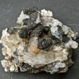 óxidos de manganeso y Cuarzo (variedad calcedonia)<br />Montaña Blanca-Pueblo de Agaete, Agaete, Gran Canaria, Provincia de Las Palmas, Canarias, España<br />5x 4,5 x 3 cm<br /> (Autor: María Jesús M.)