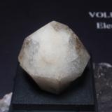 Analcima<br />Macizo Khibiny, Península Kola, Murmanskaja Oblast, Región del Norte, Rusia<br />35x35 mm<br /> (Autor: Ignacio)