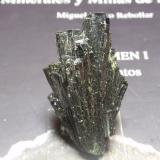 Epidota<br />Concesión Flor de Perú, Monte Ullpac, Distrito Huancano, Provincia Pisco, Departamento Ica, Perú<br />25x50 mm<br /> (Autor: Ignacio)