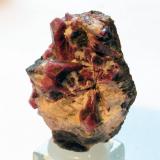 Elbaíta (variedad rubelita)<br />Pegmatita Antandrokomby, Valle Manandona, Valle Sahatany (Mt. Ibity), Distrito Antsirabe II, Región Vakinankaratra, Madagascar<br />Medidas pieza: 4x3,4x2,5 cm<br /> (Autor: Sergio Pequeño)