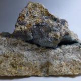 Fluorita<br />Pedrera Balmaña (Pedrera d'en Balmanya), Torrent del Marmoló, Tossa de Mar, Comarca La Selva, Gerona / Girona, Cataluña / Catalunya, España<br />11x9cm<br /> (Autor: heat00)