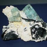 Berilo (variedad aguamarina), Chorlo y AlbitaErongo Mountain, Usakos, Erongo Region, Namibia8,5 x 6 x 4,2 cm (Autor: Juancho)