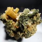 Fluorapatito (Grupo Apatito), Epidota, Anfíbol (variedad uralita) y Cuarzo<br />Zona Imilchil, Anti-Atlas, Provincia Er Rachidia, Región Drâa-Tafilalet, Marruecos<br />80x50 mm.<br /> (Autor: Jesus Franquesa Baucells)