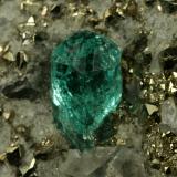 Beryl (variety emerald), Calcite, Pyrite<br />Chivor mining district, El Acuario Mine, Municipio Chivor, Eastern Emerald Belt, Boyacá Department, Colombia<br />xl=5mm<br /> (Author: Fiebre Verde)