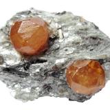 SpessartineColina Sangulungulu (Nani Hill), Naan, Loliondo, Distrito Ngorongoro, Región Arusha, TanzaniaSpecimen size 5 cm, garnet crystal 1 cm (Author: Tobi)