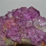 Fluorita<br />La Cabaña, Valdelmar, zona minera de Berbes, Berbes, Ribadesella, Comarca Oriente, Principado de Asturias (Asturias), España<br />21 x 14 x 11 cm, arista del cristal mayr 3 cm.<br /> (Autor: Raul S. Llorente)