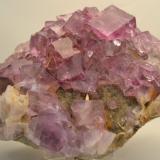 Fluorita<br />La Cabaña, Valdelmar, zona minera de Berbes, Berbes, Ribadesella, Comarca Oriente, Principado de Asturias (Asturias), España<br />21 x14x 11 cm. Arista del cristal mayor 3 cm<br /> (Autor: Raul S. Llorente)