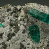 Beryl (variety emerald), Calcite, Pyrite<br /><br />Detail<br /> (Author: Fiebre Verde)