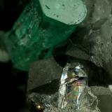 Beryl (variety emerald), Calcite, QuartzLa Pita (distrito minero), Municipio Maripí, Cinturón Esmeraldífero Occidental, Departamento Boyacá, ColombiaEmerald crystal is 11mm long (Author: Fiebre Verde)