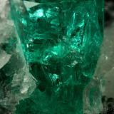 Beryl (variety emerald), Calcite, QuartzMuzo (distrito minero), Cinturón Esmeraldífero Occidental, Departamento Boyacá, Colombia60x46x42mm, xl=13mm (Author: Fiebre Verde)