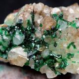 Malaquita sobre cuarzoCollado de la Plata Mines, Collado de la Plata, Albarracín, Comarca Sierra de Albarracín, Teruel, Aragon, Spain2x2.5 cm Total pieza (Autor: Ángel Rodríguez Benavent)