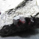 Almandino (Grupo Granate)<br />Mina Bella Vista, Isla Mitkof, Wrangell-Petersburg, Alaska, USA<br />Cristal de 1 cm.<br /> (Autor: prcantos)