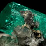 Beryl (variety emerald), Calcite<br />La Pita mining district, Polveros Mine, Municipio Maripí, Western Emerald Belt, Boyacá Department, Colombia<br />37x45mm, xl=34mm<br /> (Author: Fiebre Verde)